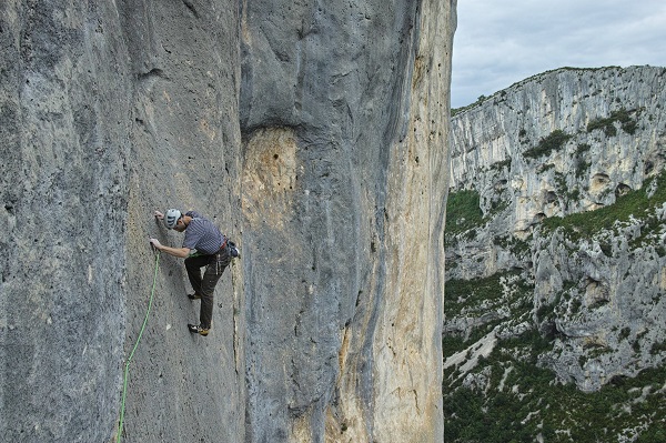 Photo: Graham Baxter tiptoeing across the 7a traverse on 'Au Dela du Delire'